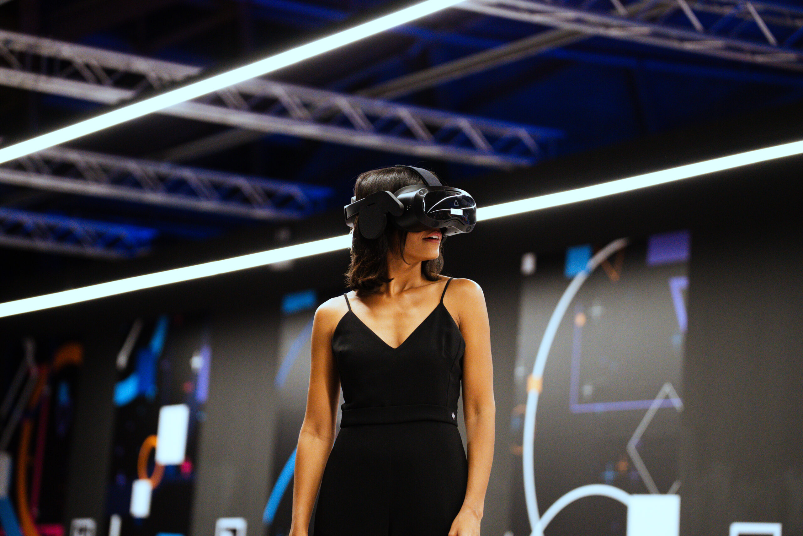 Apmeklētāja ar VR brilēm IMERSI virtuālās realitātes telpā