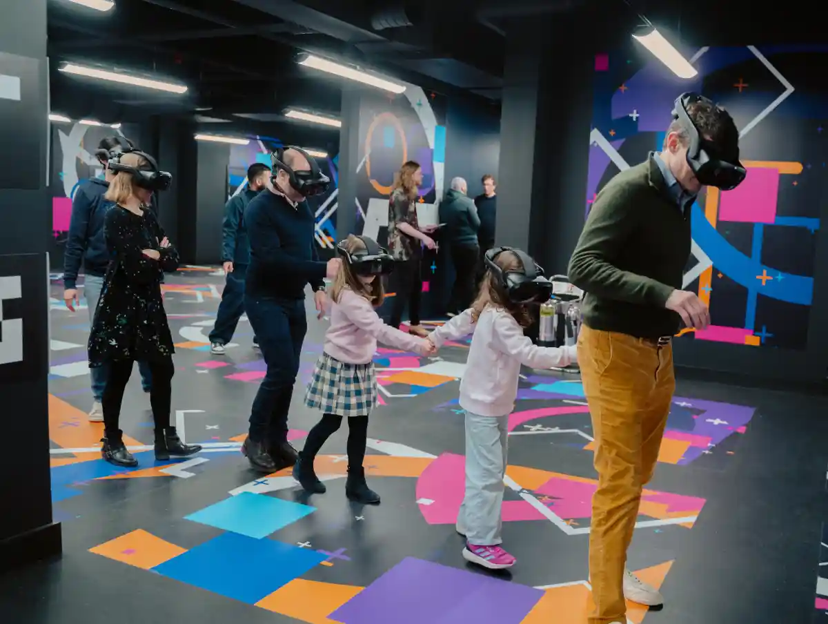 Draugi svin dzimšanas dienu VR pieredzē IMERSI